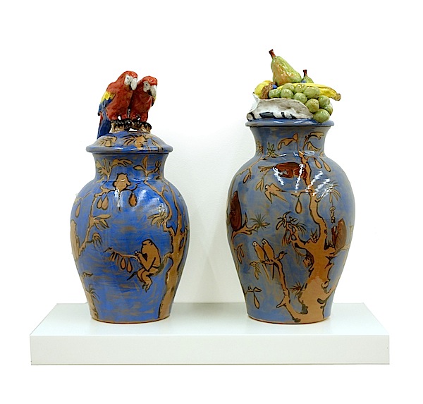 Rosi Steinbach:
Deckelvase Papagei, 2014, Keramik, glasiert, bemalt, 42 x 21 x 21 cm
Deckelvase FrÃ¼chte, 2014, Keramik, glasiert, bemalt, 47 x 23 x 23 cm